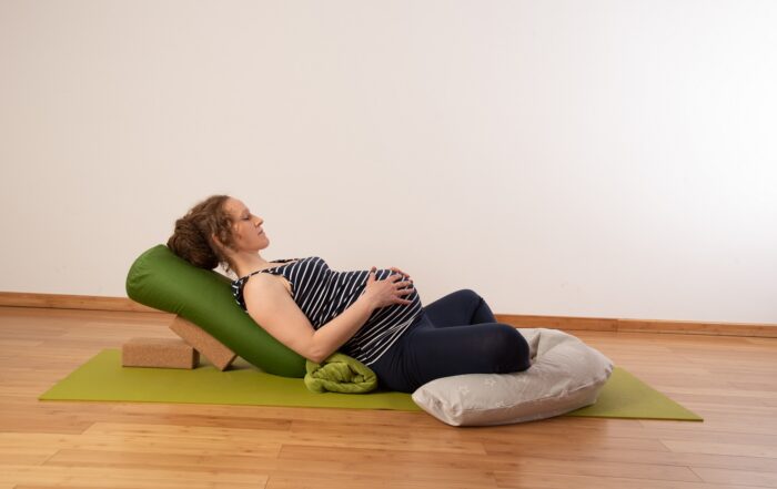 Frau macht Yoga für Schwangere