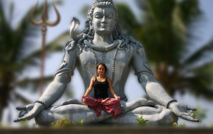 Frau macht Yoga vor Buddha